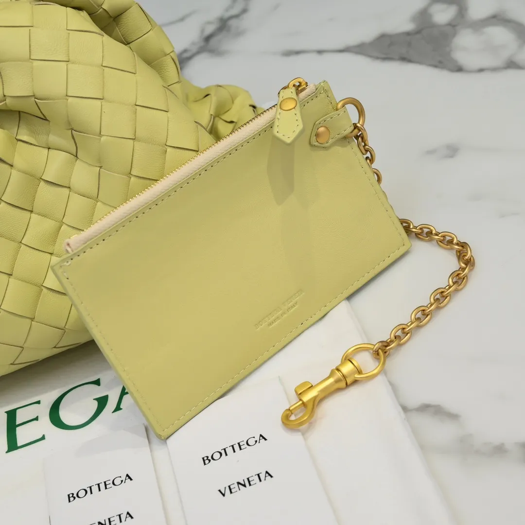 🔥🔥The counterattack of the popular Bottega Veneta started with this series of cloud bags, which went viral in the fashion circle and started a craze! Out of stock, out of stock, out of stock... One piece is hard to find, super hard to buy, regardless of age, season, or occasion. Very classy. Really, if you carry this on the road, it will turn heads! This is also the reason why this series is so expensive. Large size: 38*20*8.5cm [Big clouds and large grid weaving]